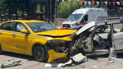 İstanbul'un Ümraniye ilçesinde otomobil ile taksinin çarpışması sonucu meydana gelen