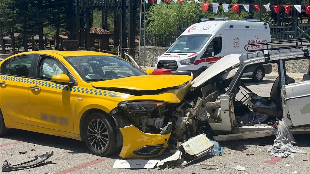 İstanbul'un Ümraniye ilçesinde otomobil ile taksinin çarpışması sonucu meydana gelen