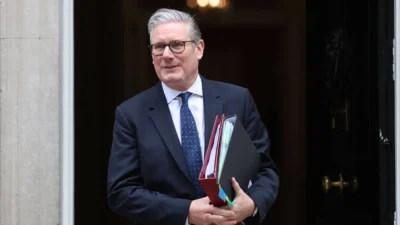 İngiltere Başbakanı Keir Starmer, Downing Street önünde yaptığı açıklamayla İşçi