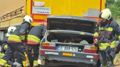 Samsun'un Bafra ilçesinde park halindeki tırın dorsesine arkadan çarpan otomobilde