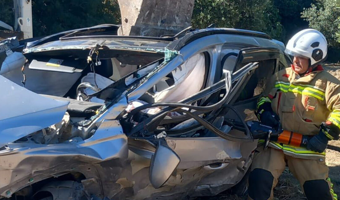 Hatay'ın Antakya ilçesinde meydana gelen trafik kazasında uçuruma yuvarlanan cipin