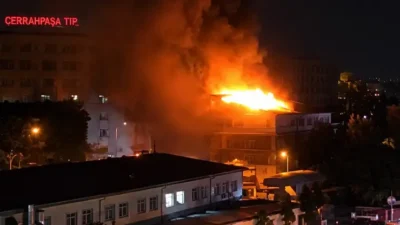 İstanbul Üniversitesi-Cerrahpaşa Diş Hekimliği Fakültesi binasının çatısında çıkan yangın paniğe