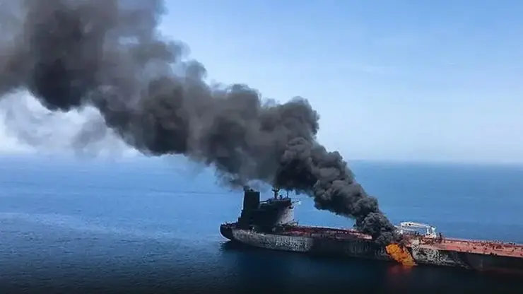 Yemen'deki Husiler, Suudi Arabistan'a ait dev petrol tankerini balistik füzelerle