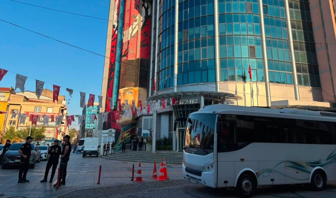 İzmit Belediyesi'ne sabah saatlerinde düzenlenen operasyon kapsamında Belediye Başkanı Fatma