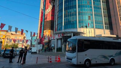 İzmit Belediyesi'ne sabah saatlerinde düzenlenen operasyon kapsamında Belediye Başkanı Fatma