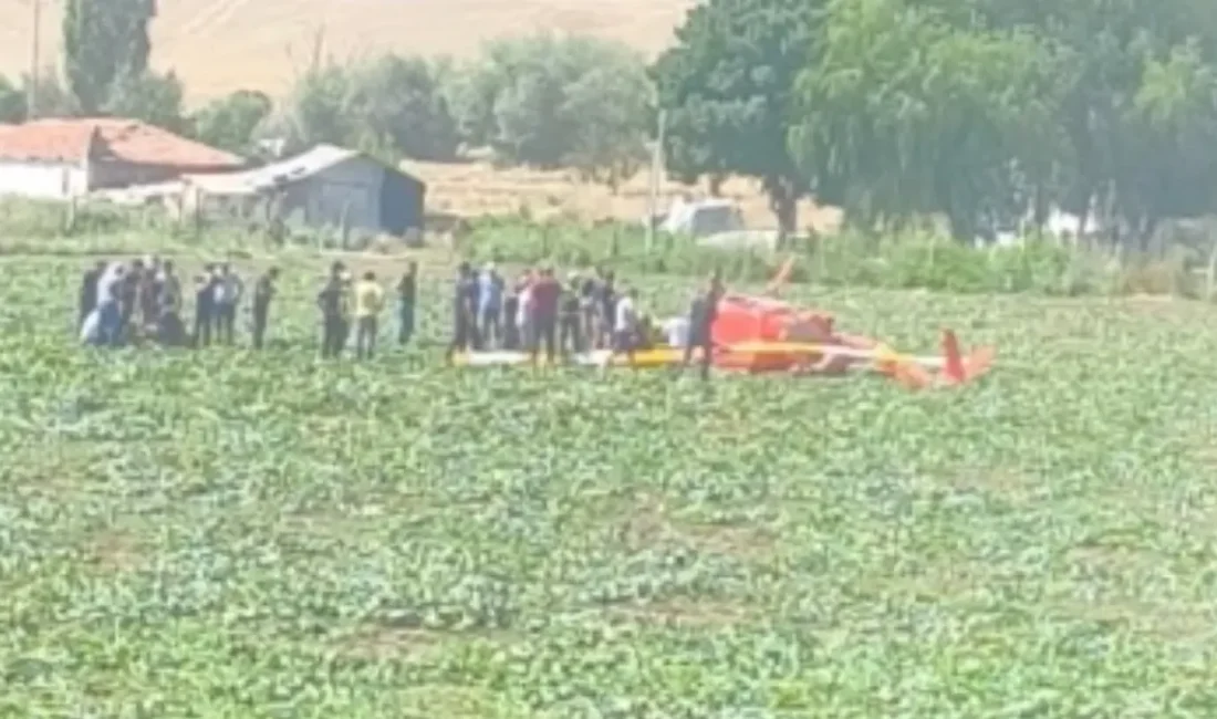 Ankara'nın Temelli ilçesinde eğitim uçuşu yapan R44 tipi helikopter tarlaya