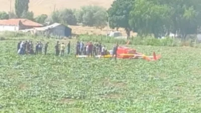 Ankara'nın Temelli ilçesinde eğitim uçuşu yapan R44 tipi helikopter tarlaya