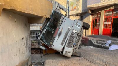 Şanlıurfa'nın Eyyübiye ilçesinde altyapı çalışmaları sırasında freni boşalan kamyonun çarptığı