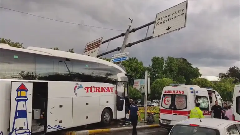 Şehirler arası otobüs kontrolden çıktı: 2'si ağır 30 kişi yaralandı.