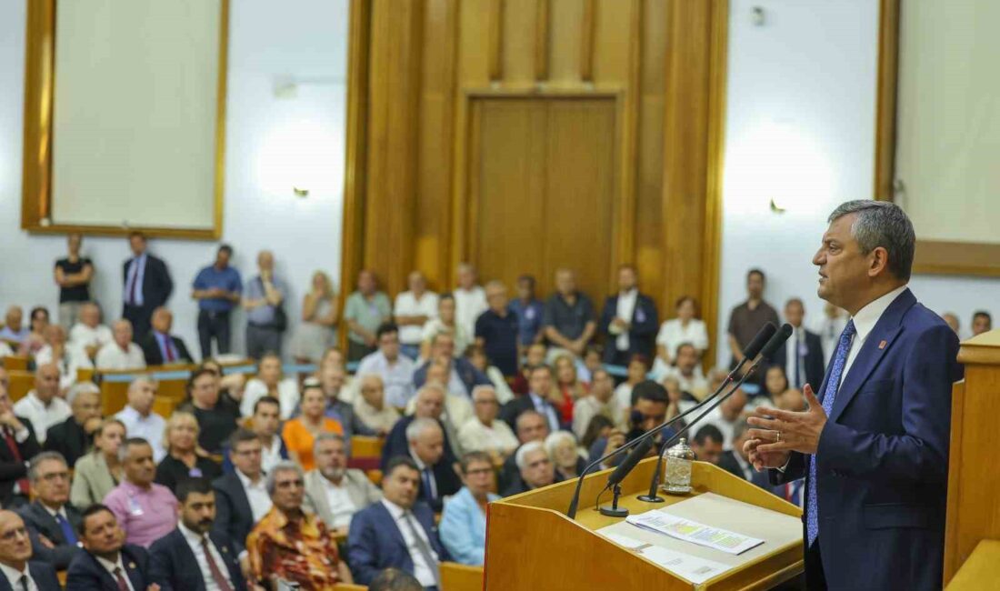 CHP Grup Başkanı Özgür Özel, TBMM'deki grup toplantısında hem iç