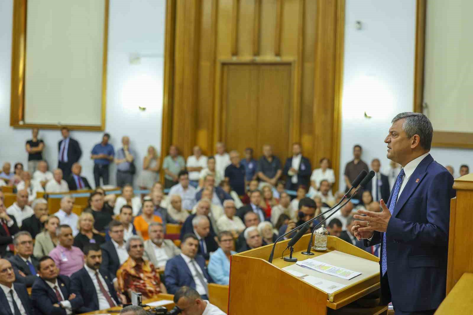 CHP Grup Başkanı Özgür Özel, TBMM'deki grup toplantısında hem iç