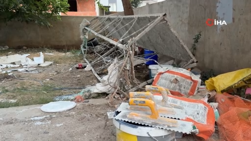 Şanlıurfa'nın Siverek ilçesinde bir binanın dış cephesinde boya yapan işçileri