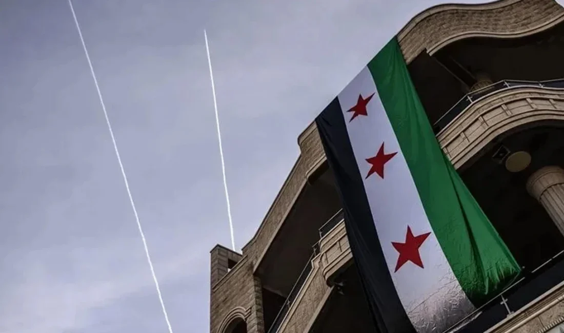 Suriye’nin Humus iline bağlı Tedmur kentinde hurda toplayan bir kişinin