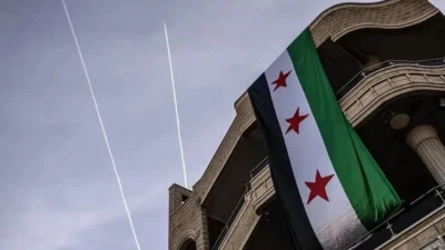 Suriye’nin Humus iline bağlı Tedmur kentinde hurda toplayan bir kişinin