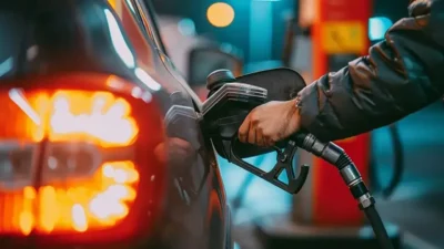 Brent petrol fiyatlarında yaşanan gerileme akaryakıt fiyatlarına indirim olarak yansıyor.