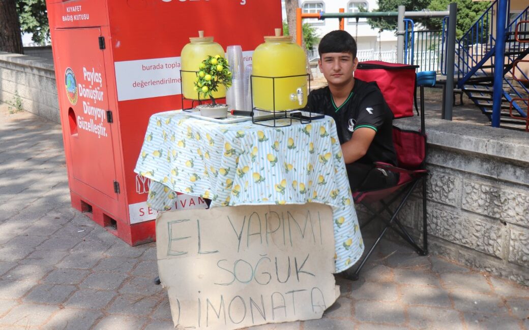 Sakarya’nın Serdivan ilçesinde yaz tatilini evde geçirmek yerine sokakta limonata