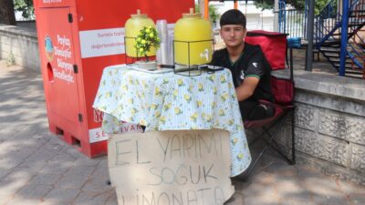 Sakarya’nın Serdivan ilçesinde yaz tatilini evde geçirmek yerine sokakta limonata