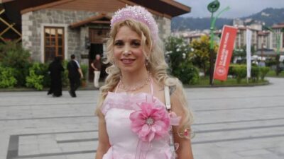 Rize’nin Güneysu ilçesinden Aslıhan Ayhan, giydiği pembe kıyafetler ve renkli