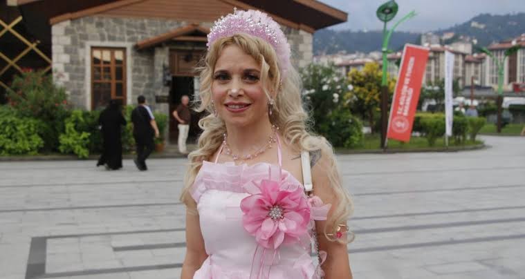 Rize’nin Güneysu ilçesinden Aslıhan Ayhan, giydiği pembe kıyafetler ve renkli