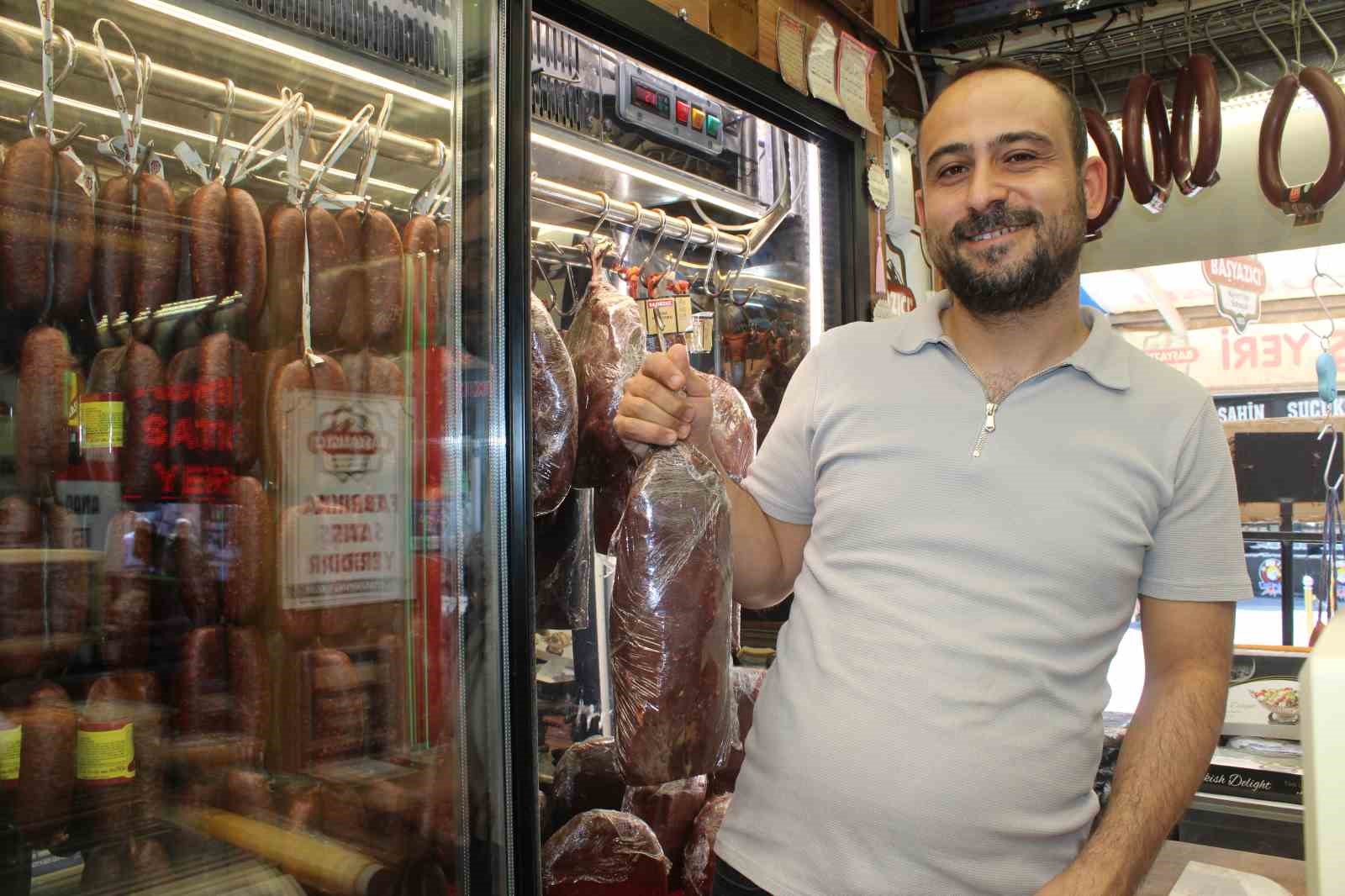 Yaz aylarında memleketlerine gelen gurbetçiler, Kayseri’nin dünyaca ünlü pastırma ve