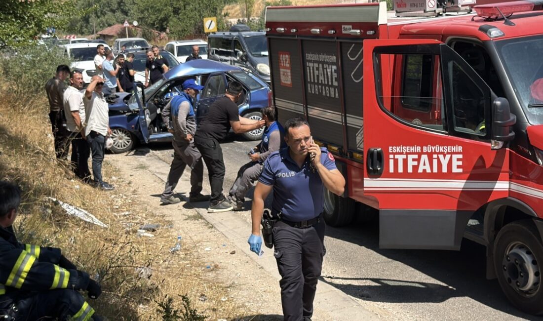 Eskişehir’de otomobil, tır ve çöp kamyonunun karıştığı zincirleme trafik kazasında