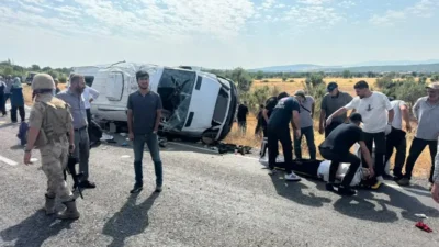 Diyarbakır’ın Lice ilçesinde, sürücüsünün kontrolünden çıkan bir minibüsün yol kenarına