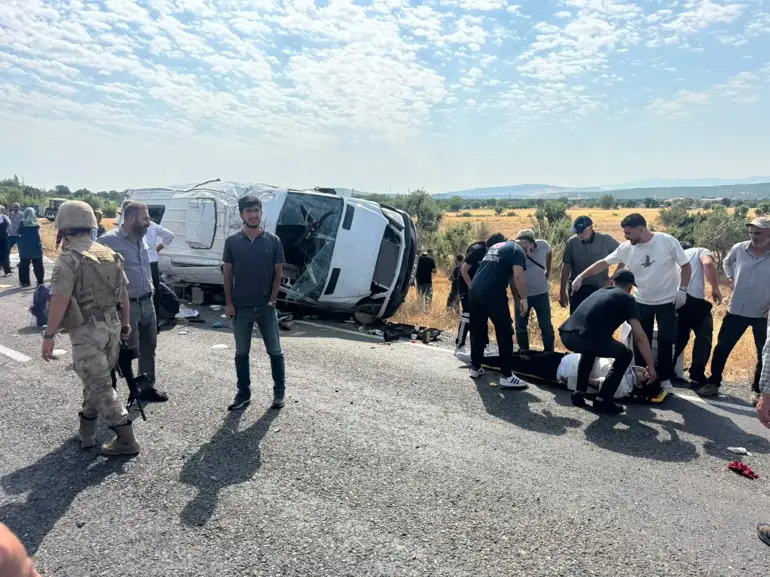 Diyarbakır’ın Lice ilçesinde, sürücüsünün kontrolünden çıkan bir minibüsün yol kenarına