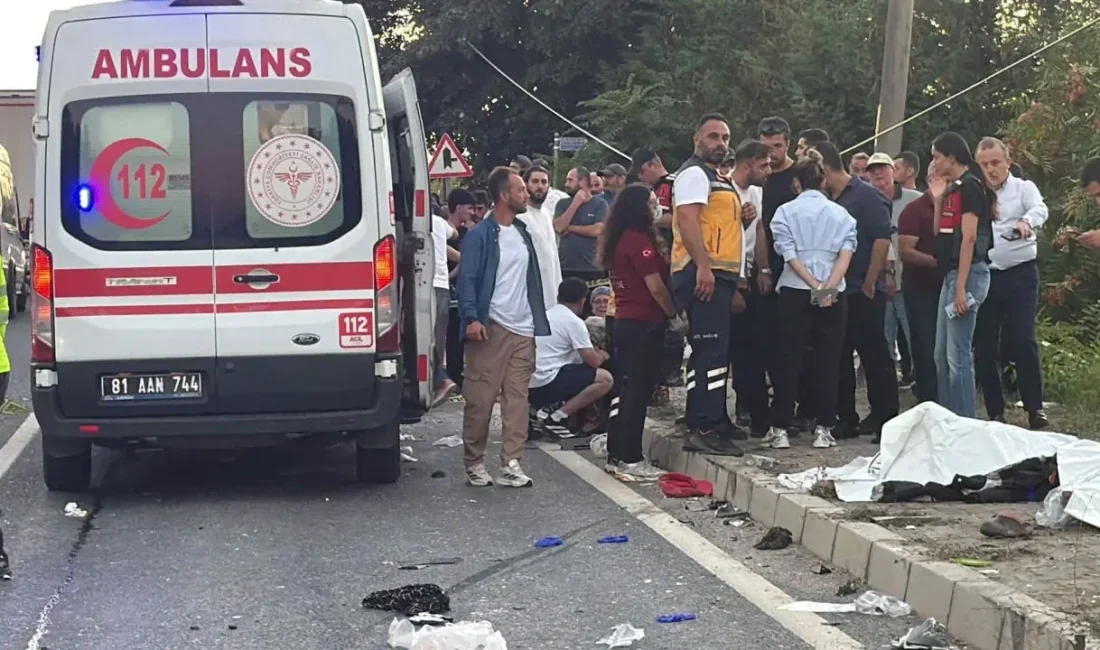 Düzce'nin Akçakoca ilçesinde, fındık işçilerini taşıyan "pat pat" olarak adlandırılan