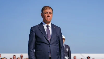 İzmir Büyükşehir Belediye Başkanı Cemil Tugay'ın, Özgür Özel liderliğinde kurulan