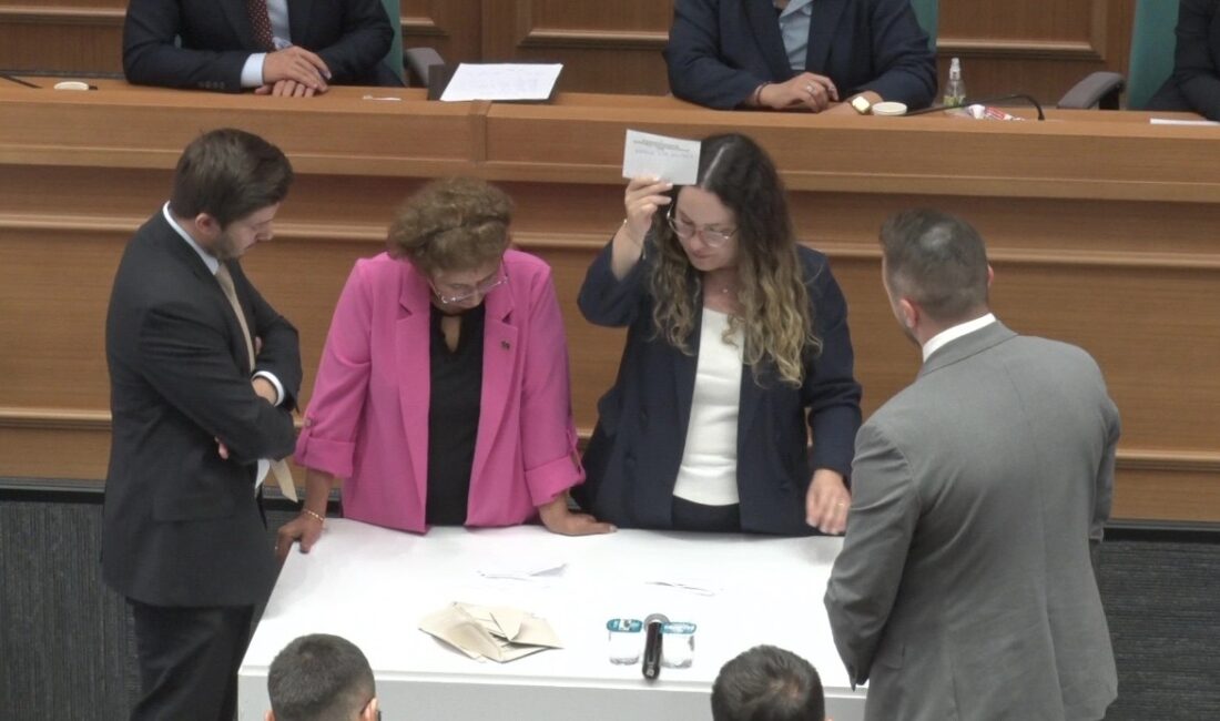 Üsküdar Belediye Başkanı Sinem Dedetaş’ın tutuklanıp görevden uzaklaştırılmasının ardından yapılan